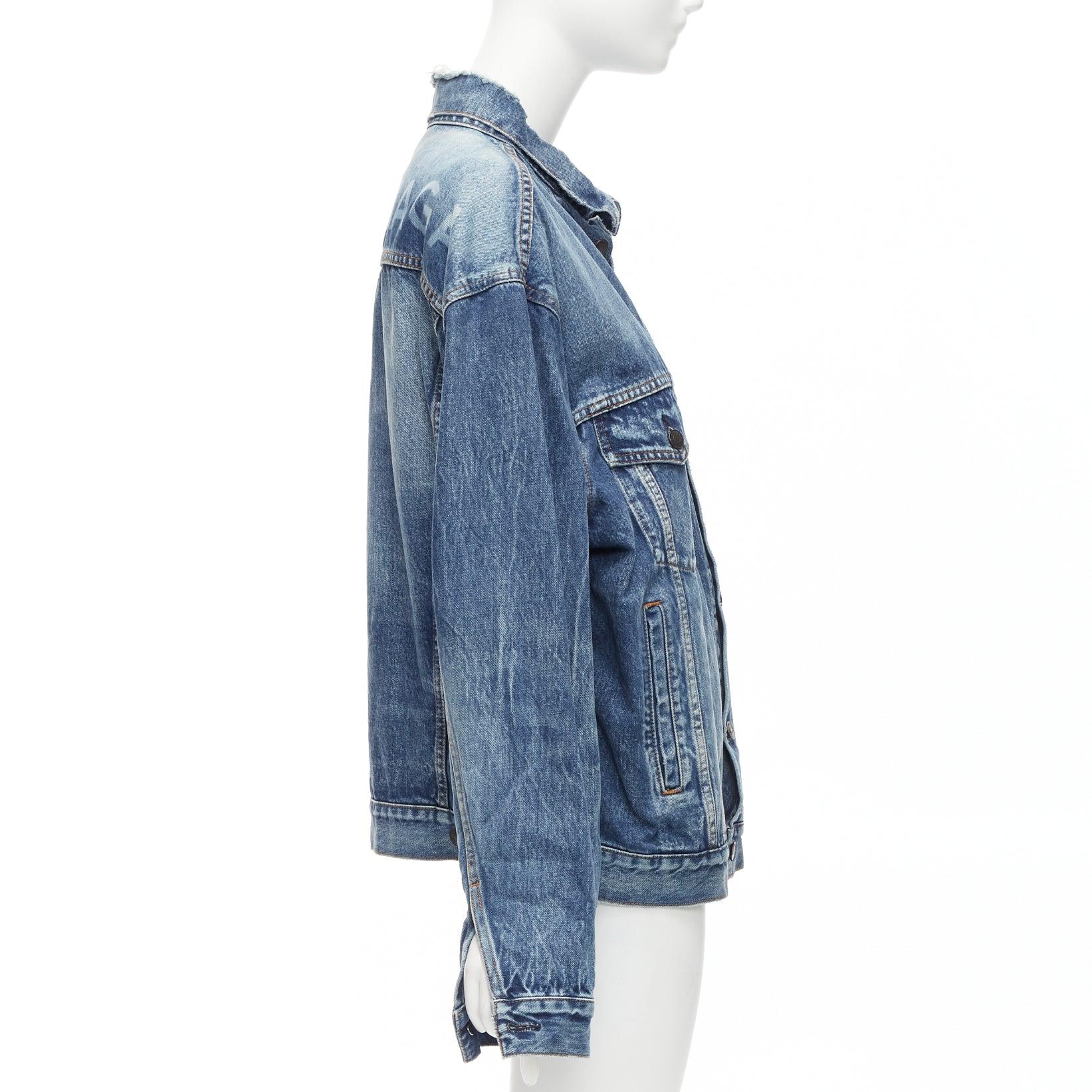 BALENCIAGA Veste surdimensionnée bleue en jean vieilli avec logo au dos FR34 XS, 2017 en vente 2