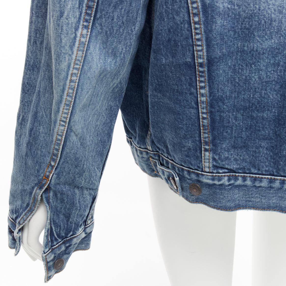 BALENCIAGA Veste surdimensionnée bleue en jean vieilli avec logo au dos FR34 XS, 2017 en vente 4