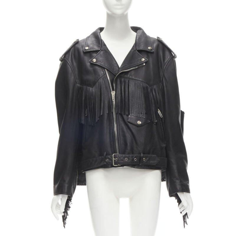 BALENCIAGA  2017 Runway Giacca biker con frange pendenti a 3 vie FR36 S
Riferimento: TGAS/C01453
Marchio: Balenciaga
Designer: Demna
Model No: 518072 TA807
Collezione: Autunno Inverno 2018 - Passerella
Materiale: Capelli di vitello
Colore: