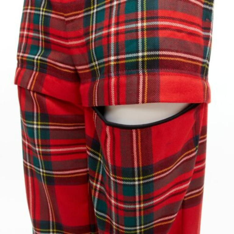 BALENCIAGA 2017 Runway red green punk plaid detachable zipper pants FR34 XS
Reference: BSHW/A00050
Brand: Balenciaga
Designer: Demna
Collection: 2017 - Runway
Material: Virgin Wool
Color: Red, Green
Pattern: Plaid
Closure: Zip Fly
Lining: Black