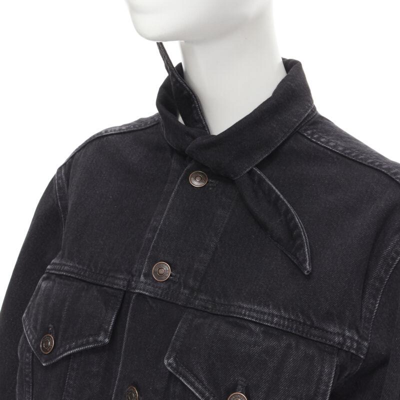 BALENCIAGA 2017 Giacca trucker in denim nero lavato con collo a sciarpa FR34 XS
Riferimento: MELK/A00020
Marchio: Balenciaga
Designer: Demna
Collezione: 2017
Materiale: Denim
Colore: Grigio
Modello: Tinta unita
Chiusura: bottone
Dettagli extra: