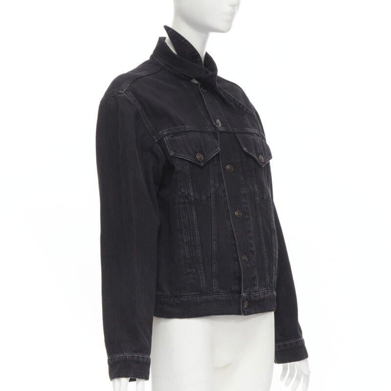BALENCIAGA 2017 Giacca trucker in denim nero lavato con collo a sciarpa FR34 XS In condizioni ottime in vendita a Hong Kong, NT