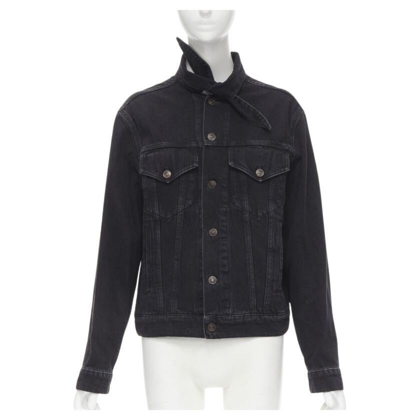 BALENCIAGA 2017 Giacca trucker in denim nero lavato con collo a sciarpa FR34 XS in vendita