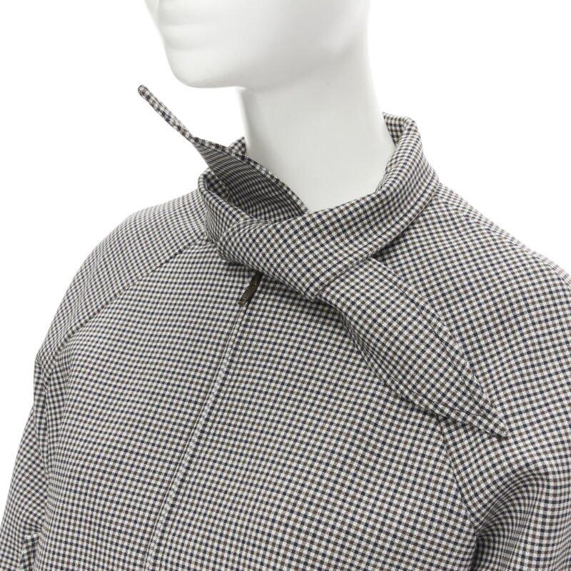BALENCIAGA 2017 Scarf Collar Tie Neck brown Prince of Wales crop bomber FR38 S
Reference: MELK/A00025
Brand: Balenciaga
Designer: Demna
Collection: 2017
Material: Wool
Color: Brown
Pattern: Prince of Wales Check
Closure: Zip
Extra Details: Scarf