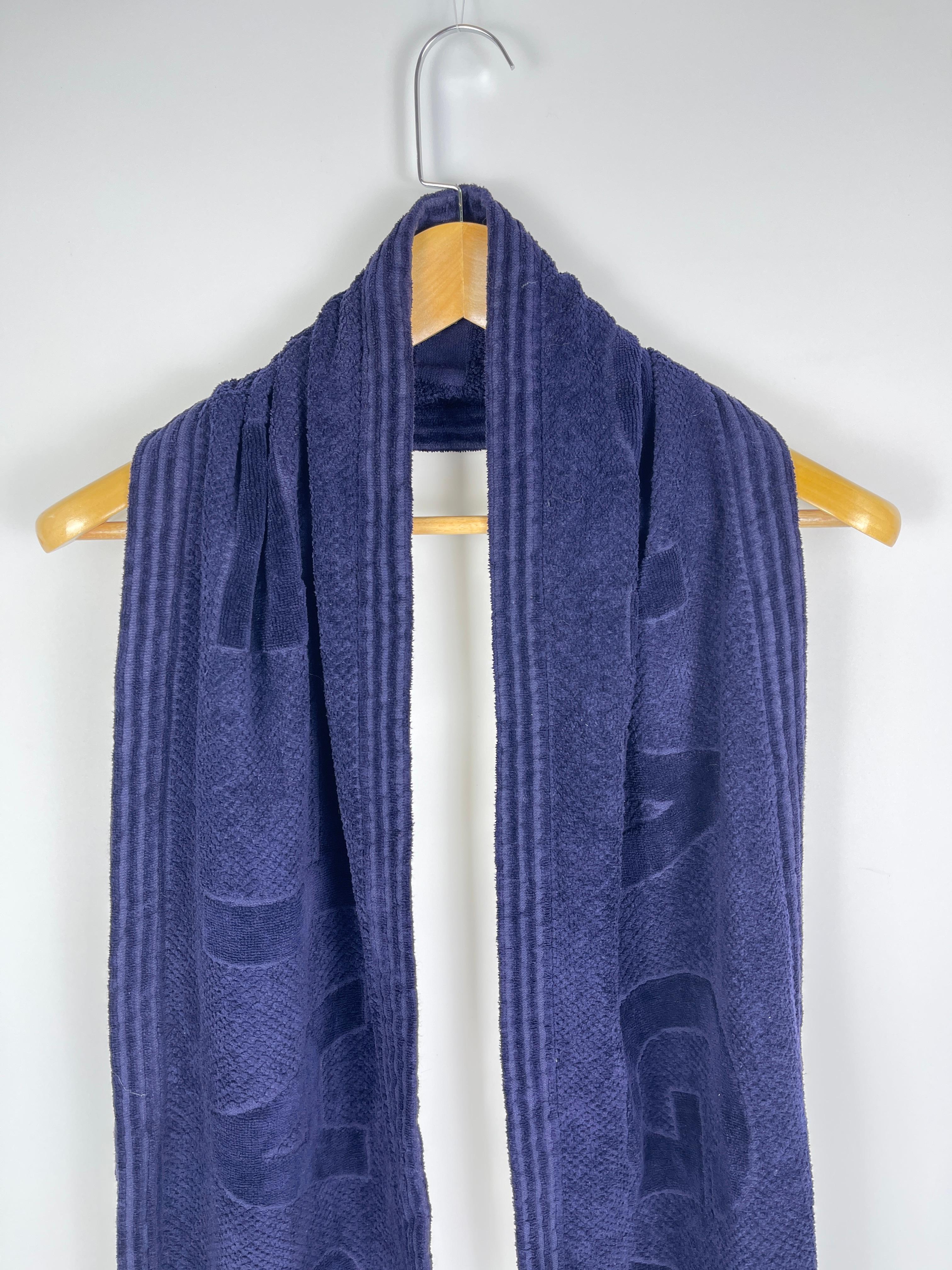 Balenciaga 2017 Handtuch Übergroßer Schal im Zustand „Hervorragend“ im Angebot in Seattle, WA
