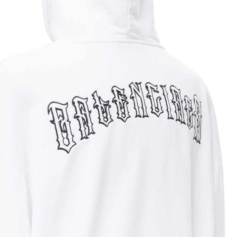 BALENCIAGA 2018 black Gothic Tattoo logo embroidery white cotton hoodie S.S. White
Référence : TGAS/B01526
Marque : Balenciaga
Designer : Demna
Modèle : Sweat à capuche tatouage
Collection : 2018
Matériau : Coton
Couleur : blanc
Motif :