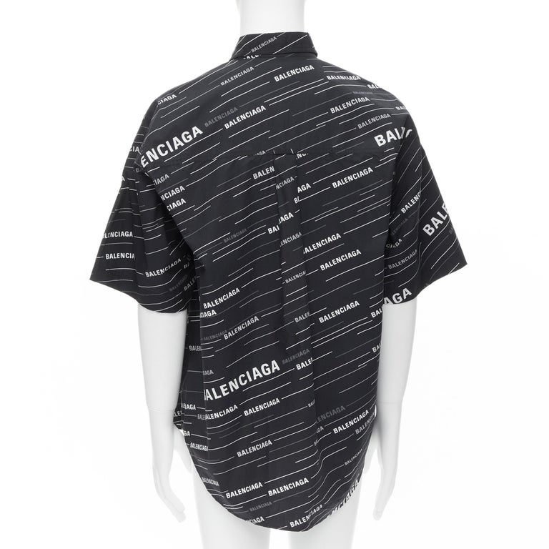 BALENCIAGA 2018 Demna Hemd mit schwarz-weißem Logodruck in Übergröße EU38 S  im Angebot bei 1stDibs