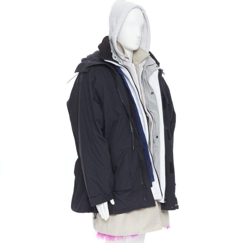 BALENCIAGA 2018 Runway Fake Layering 7 Schicht rosa Pelz gefüttert Parka Jacke XL
Referenz: TGAS/B01539
Marke: Balenciaga
Designer: Demna
Modell: Falsche Schichtung 
Collection'S: Herbst Winter 2018 - Laufsteg
Gesehen bei: Playboi Carti
MATERIAL: