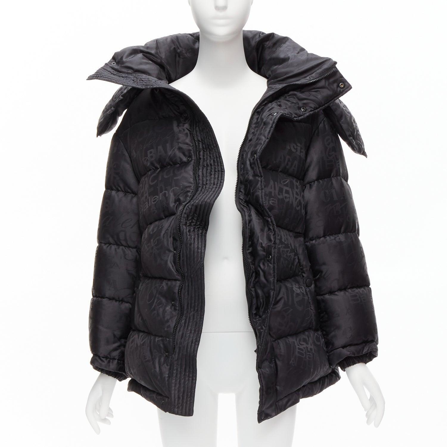 BALENCIAGA 2019 black all logo jacquard Swing hooded quilted puffer coat FR36 S
Référence : TGAS/D00582
Marque : Balenciaga
Designer : Demna
Collection : 2019
Matériau : Polyester
Couleur : Noir
Motif : Monogramme
Fermeture : Zip
Doublure : Tissu