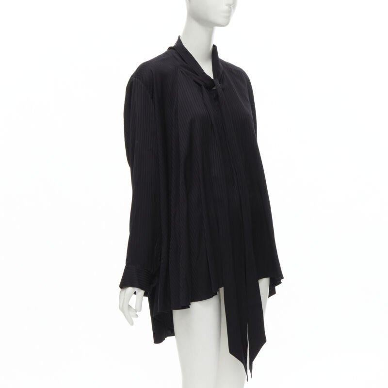 BALENCIAGA 2020 Demna camicia oversize a righe nere con fiocco a cascata FR36 S
Riferimento: KEDG/A00231
Marchio: Balenciaga
Designer: Demna
Model No: 2020
Collezione: 2020
Materiale: Viscosa
Colore: nero
Modello: A righe
Dettagli extra: Fusciacca