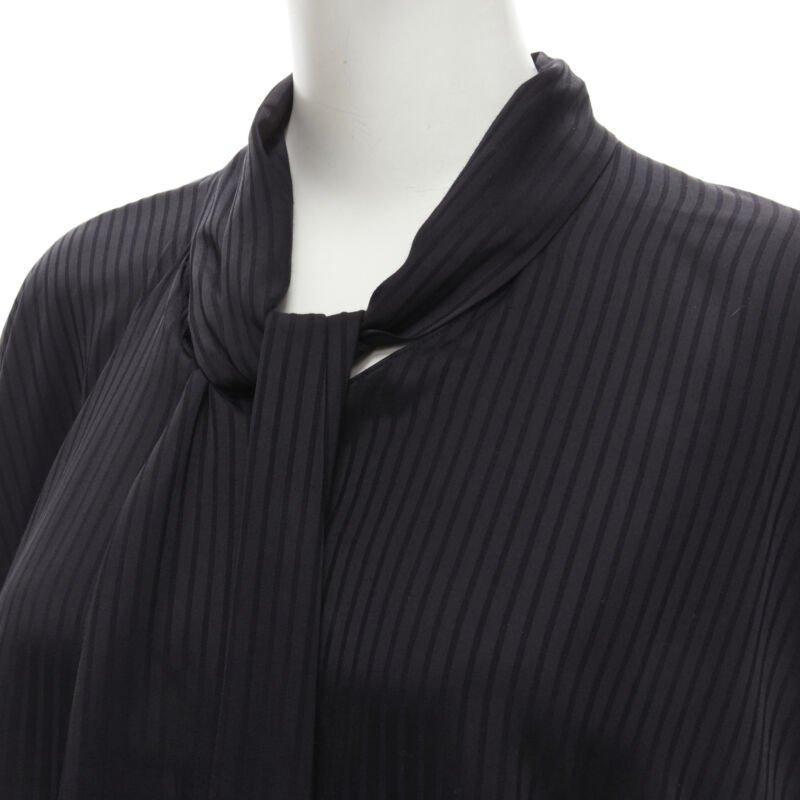 BALENCIAGA 2020 Demna camicia oversize a righe nere con fiocco a cascata FR36 S in vendita 1