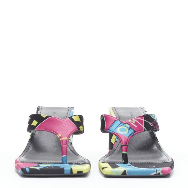 Gris BALENCIAGA 2020 - Sandales à talons moyens et à bouts carrés en satin à fleurs EU35 en vente