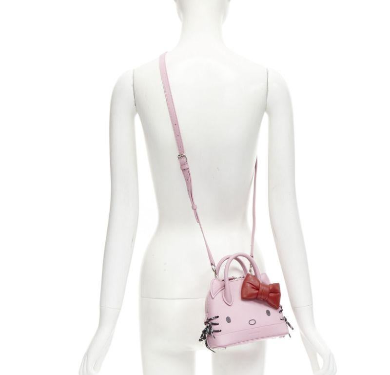 BALENCIAGA 2020 Hello Kitty Ville XXS pink red bow top handle crossbody bag
Reference: AAWC/A00401
Brand: Balenciaga
Designer: Demna
Model: Ville XXS
Collection: Hello Kitty
Material: Leather
Color: Pink
Pattern: Cats
Closure: Zip
Lining: