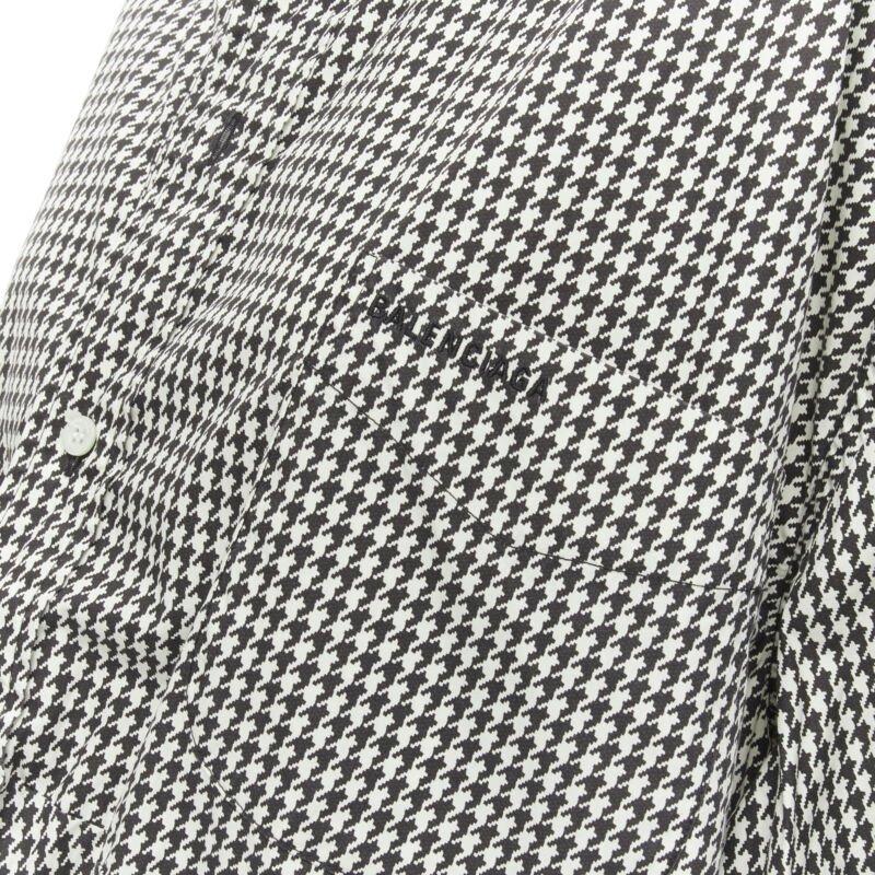 BALENCIAGA 2020 Camicia Swing ricamata con logo pied de poule FR36 XS
Riferimento: KEDG/A00085
Marchio: Balenciaga
Designer: Demna
Collezione: 2020
Materiale: Cotone
Colore: Nero, Bianco
Modello: Pied de poule
Chiusura: bottone
Dettagli extra: Logo