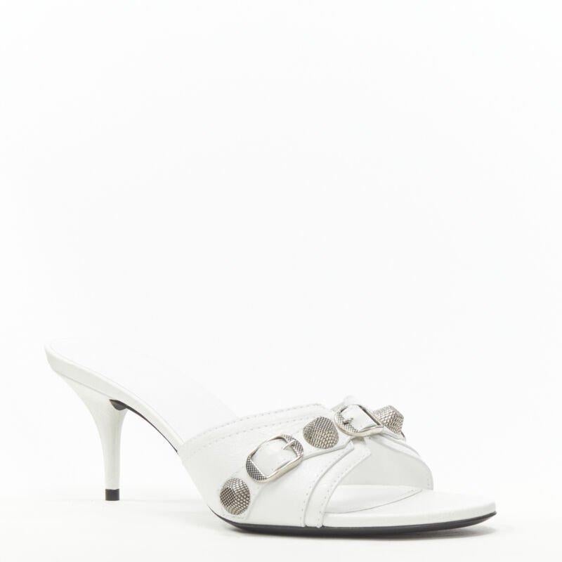BALENCIAGA 2022 Cagole white leather silver studded mule heel EU39 US9
Reference: TGAS/B02226
Brand: Balenciaga
Designer: Demna
Model: Cagole
Collection: 2022
Material: Leather, Metal
Color: White
Pattern: Solid
Lining:  Leather
Extra Details: