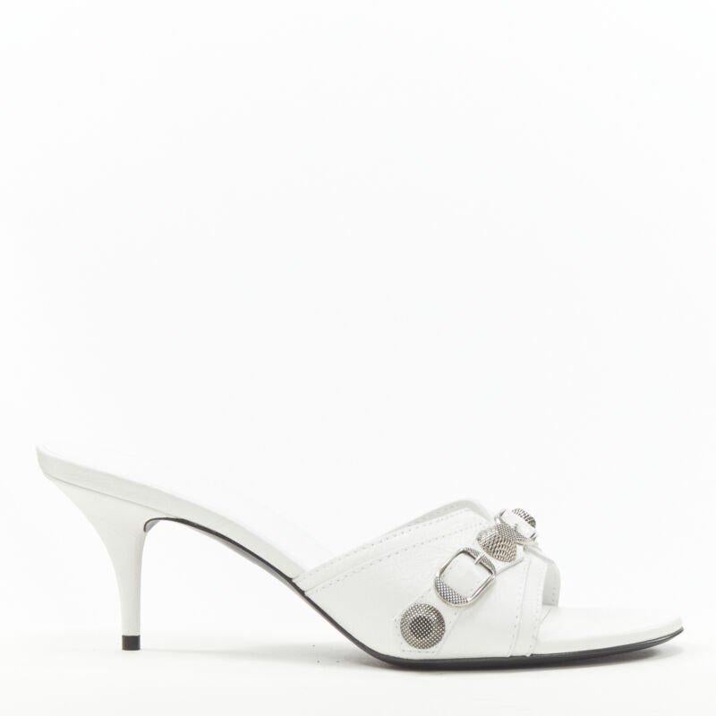 BALENCIAGA 2022 Cagole white leather silver studded mule heel EU39 US9
Reference: TGAS/B02226
Brand: Balenciaga
Designer: Demna
Model: Cagole
Collection: 2022
Material: Leather, Metal
Color: White
Pattern: Solid
Lining:  Leather
Extra Details: