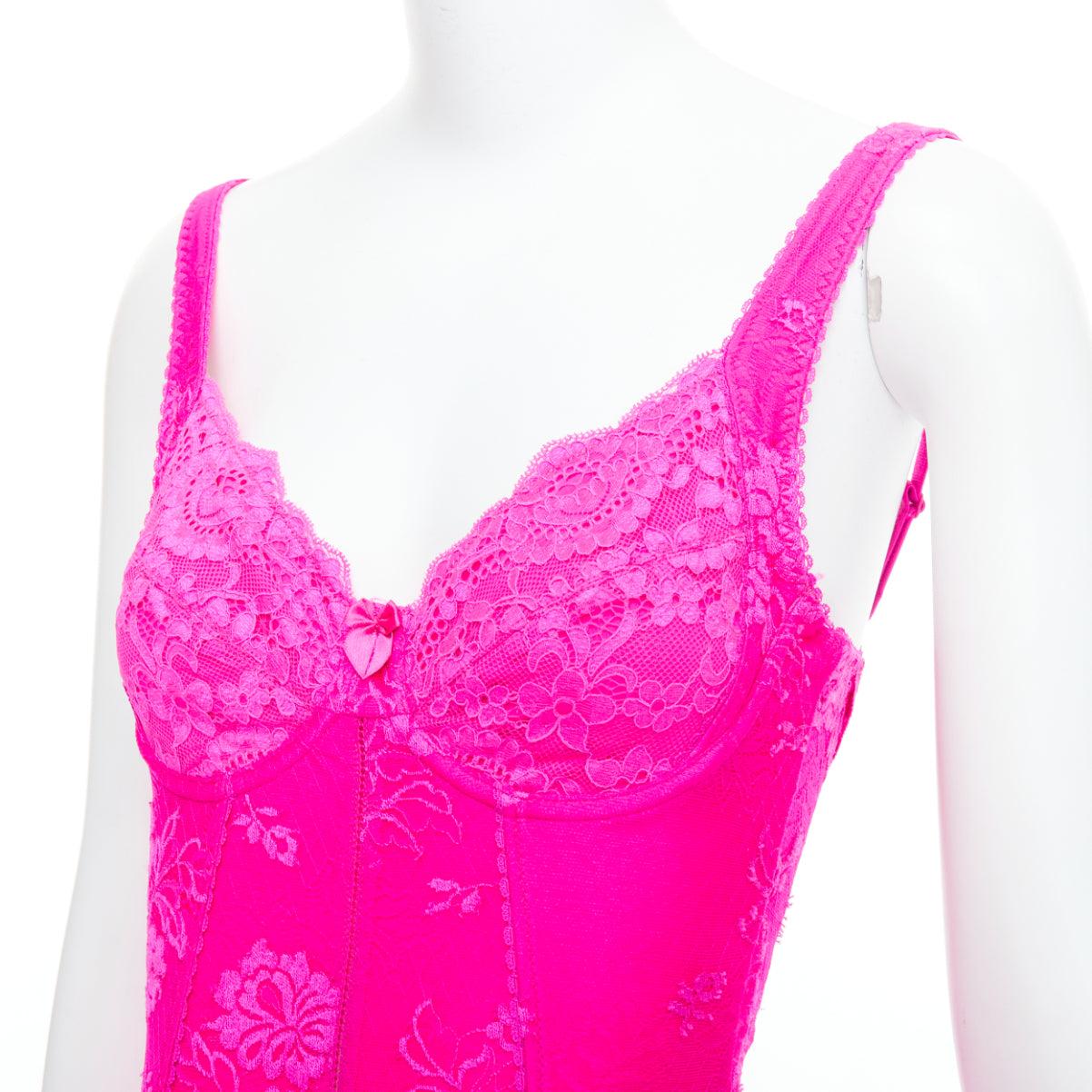 BALENCIAGA 2022 Lingerie Mini bright pink lace micro short dress FR36 S Kim
Reference: LNKO/A02448
Brand: Balenciaga
Designer: Demna
Model: Lingerie Mini
Collection: AW 2022
As seen on: Kim Kardashian
Material: Polyamide, Blend
Color: Pink
Pattern: