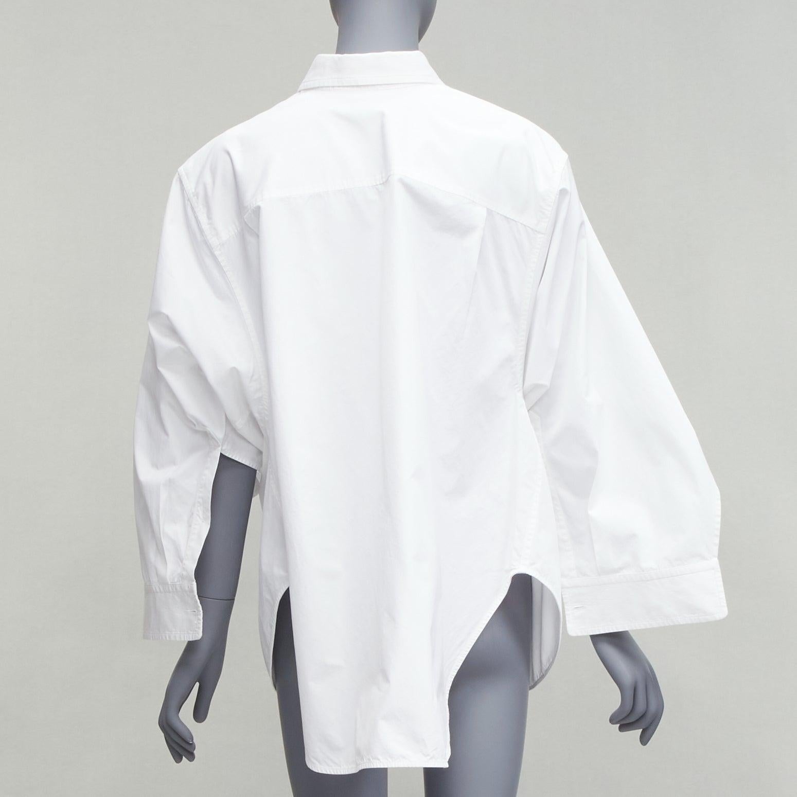 BALENCIAGA 2022 white BB desconstructed kimono sleeve oversized shirt FR36 S
Reference: KEDG/A00271
Brand: Balenciaga
Designer: Demna
Collection: 2022
Material: Cotton
Color: White
Pattern: Solid
Closure: Button
Extra Details: Balenciaga logo at
