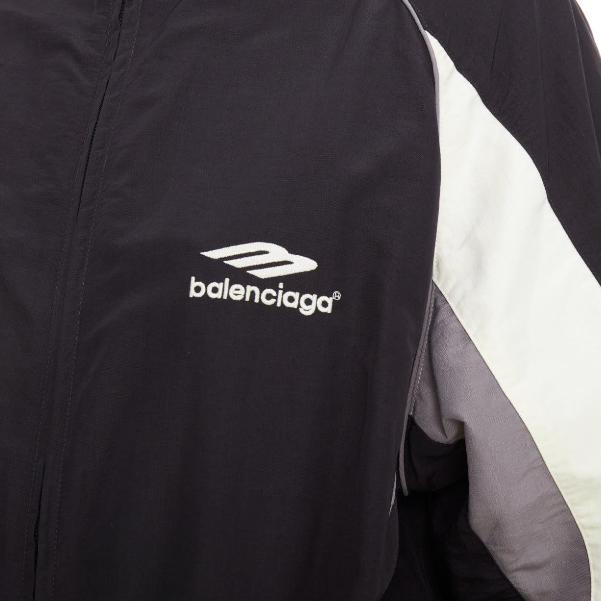 BALENCIAGA 2023 3B black grey white sports oversized track jacket S.S. White
Référence : TGAS/F00220
Marque : Balenciaga
Designer : Demna
Modèle : 3B  Piste en nylon
Collectional : 2023
Matériau : Polyamide
Couleur : Noir, Gris
Motif :