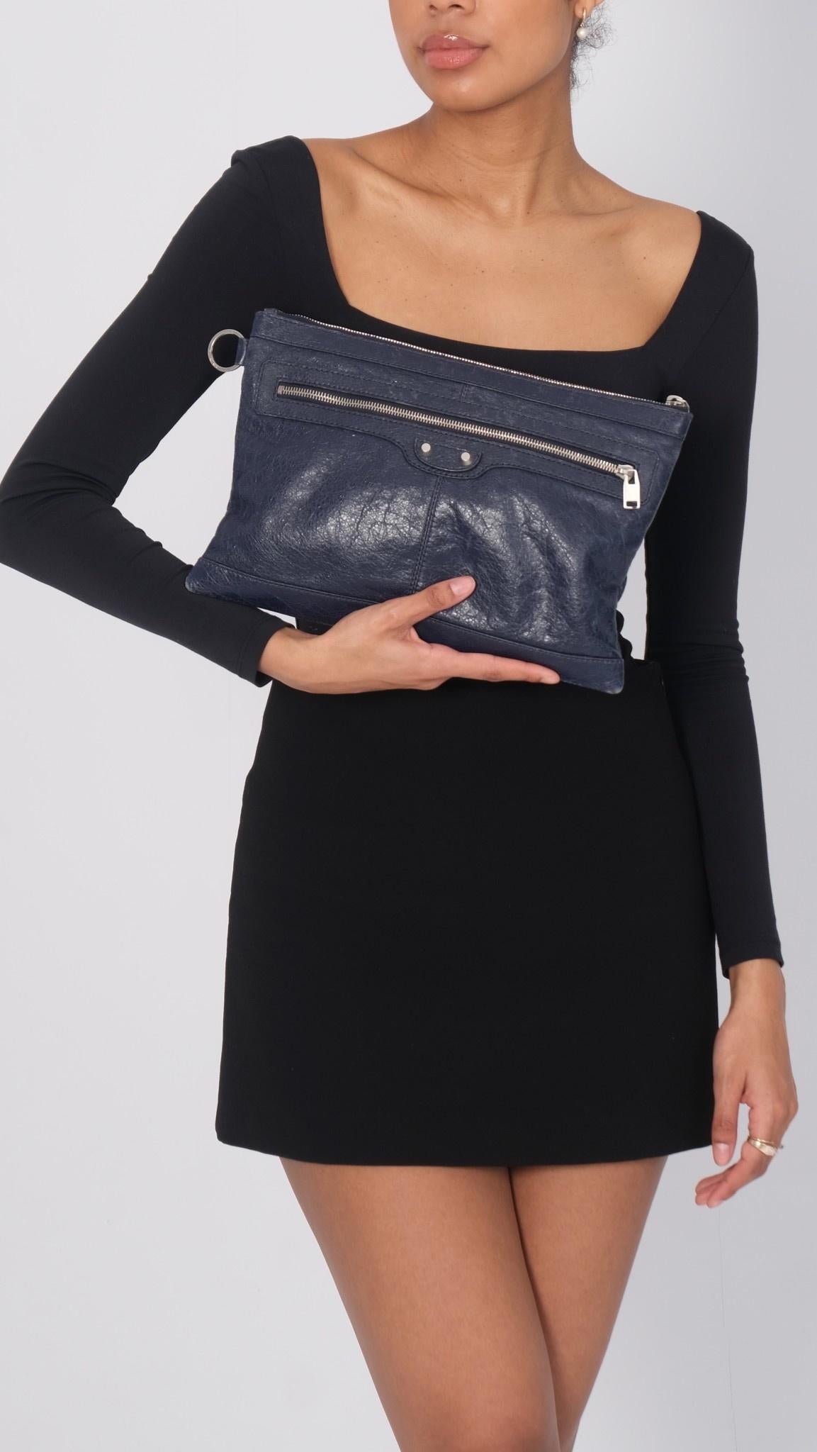 Retail.
Color: Navy blue with gun metal hardware
Material: aged calfskin leather
Model No.: 273022
Made in Italy

Measurements~
Height 9”
Width 13”
Depth 1”

Comes with a generic dust bag.
Very good condition. Lights marks.