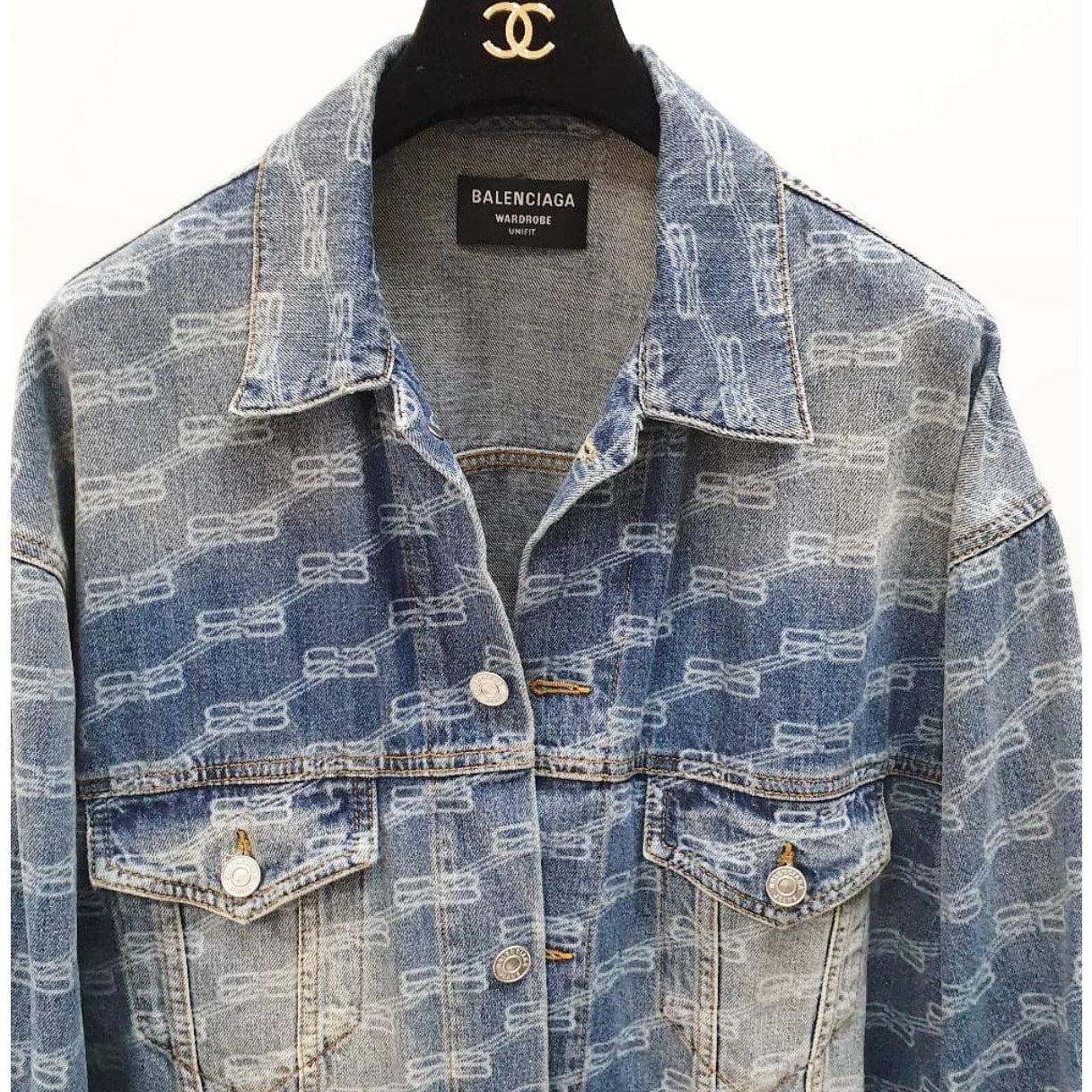 Mit dieser Jeansjacke von Balenciaga mit Allover-Logo-Muster sind Sie immer gut gekleidet. Diese Jacke kombiniert High Fashion mit Alltagstauglichkeit. Perfekt, um Ihre Garderobe um ein besonderes Stück zu erweitern!

Merkmale:
- Klassischer