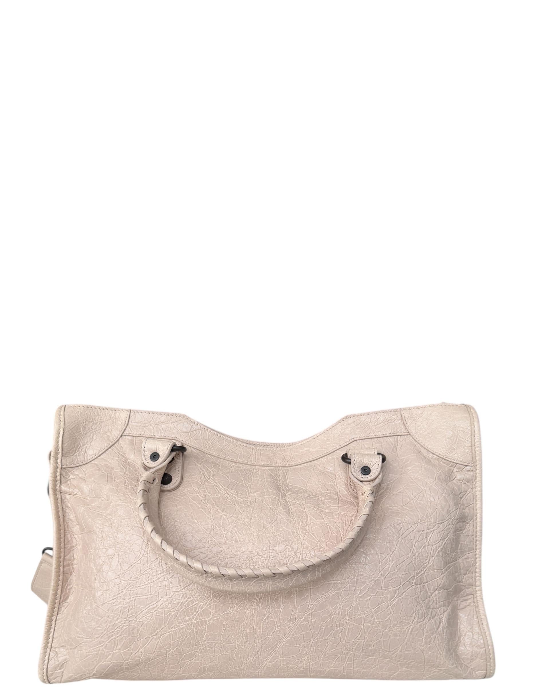 Balenciaga Borsa media Le City in pelle di agnello Arena Storico mandorla con finiture in ottone

Prodotto in: Italia
Colore: Mandorla
Hardware: Ottone  
Materiali: Pelle di agnello
Fodera: Tessuto fine nero
Chiusura/apertura: Zip superiore
Tasche