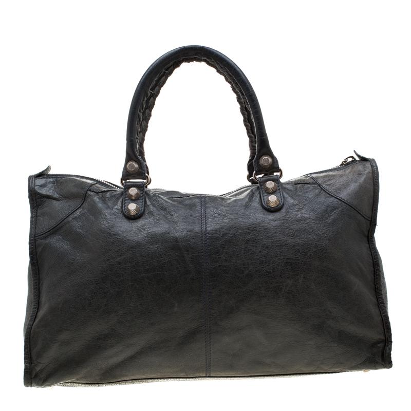 This Balenciaga Work tote is ideal for daily usage. Crafted from leather in a classy shade, the bag has a feminine silhouette with two top handles and silver-tone hardware. The zipper closure opens to a fabric-lined interior and the bag is enhanced