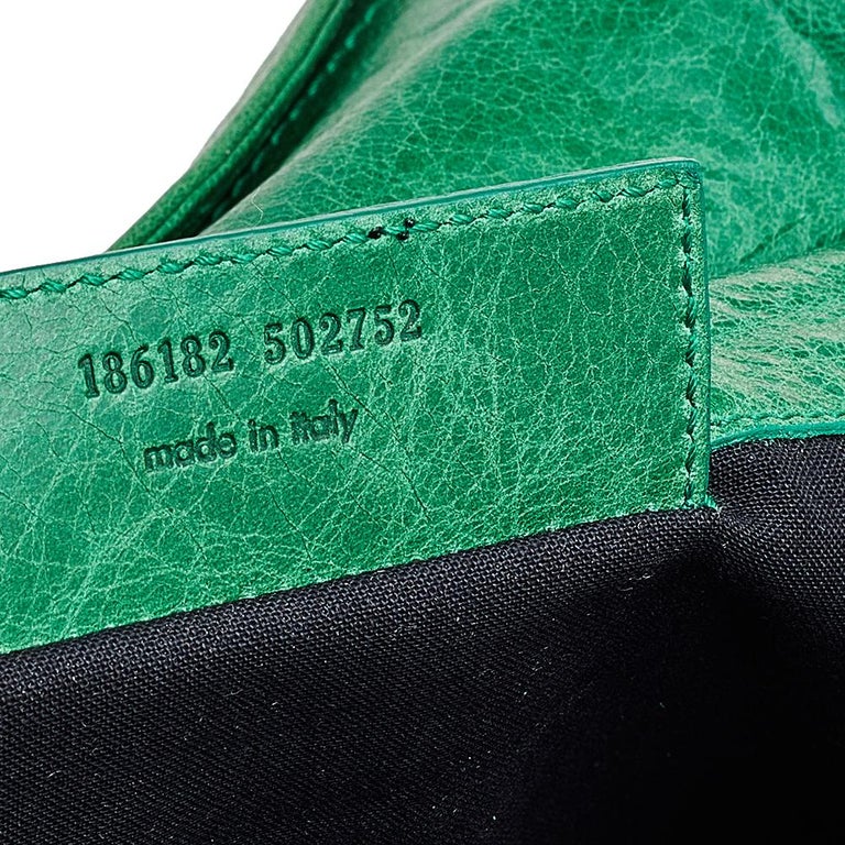 Balenciaga - Pochette enveloppe géante 21 en cuir vert pomme sur 1stDibs