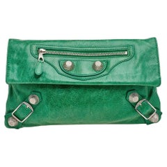 Balenciaga Apfelgrüne Riesen-Clutch aus Leder mit Umschlag