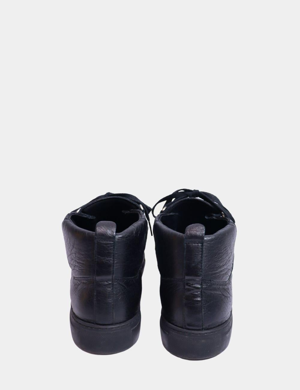Balenciaga Arena high Top Sneakers, features a round toe, black laces, silver ring details for the laces, a black sole of 3cm and a pull loop on the back of the shoe

Material: Lamb Leather
Size: EU 45
Overall Condition: Excellent
Interior