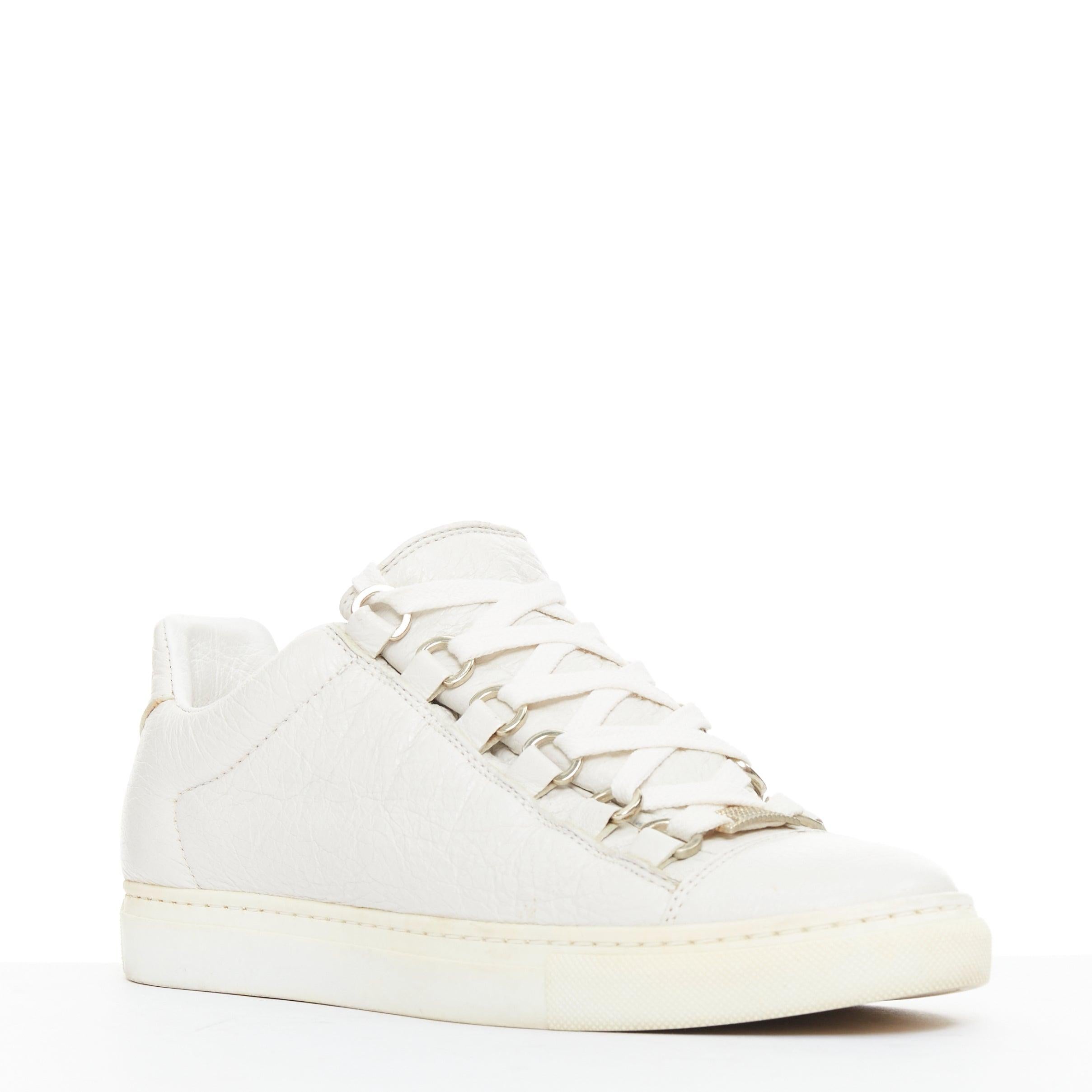 BALENCIAGA Arena baskets à lacets en cuir grainé écru EU35
Référence : ZETO/A00012
Marque : Balenciaga
Modèle : Arena
MATERIAL : Cuir
Couleur : Blanc, Argent
Motif : Solide
Fermeture : Up&Up
Doublure : Cuir blanc

CONDITION :
Condition : Bon, cet