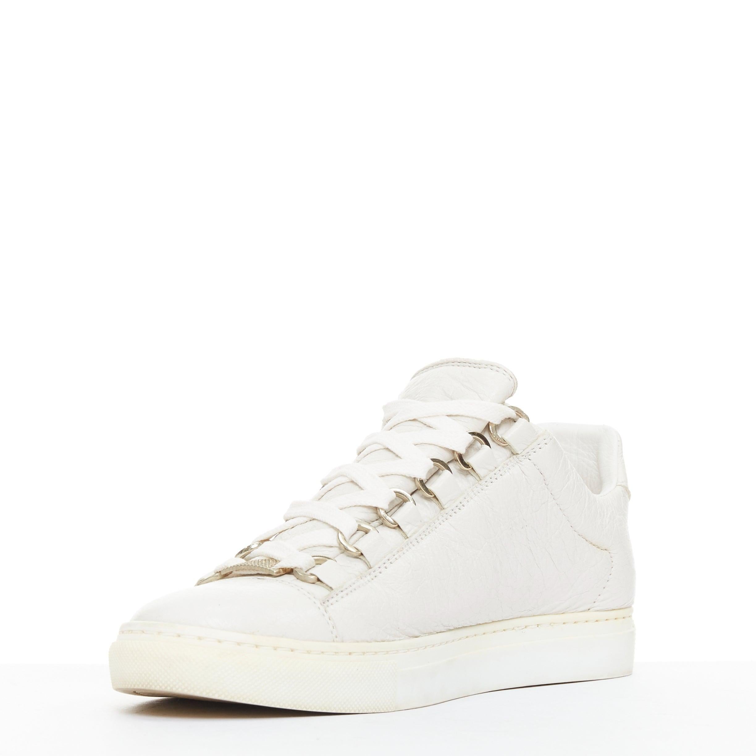 Gris BALENCIAGA Arena baskets à lacets en cuir grainé écru EU35 en vente