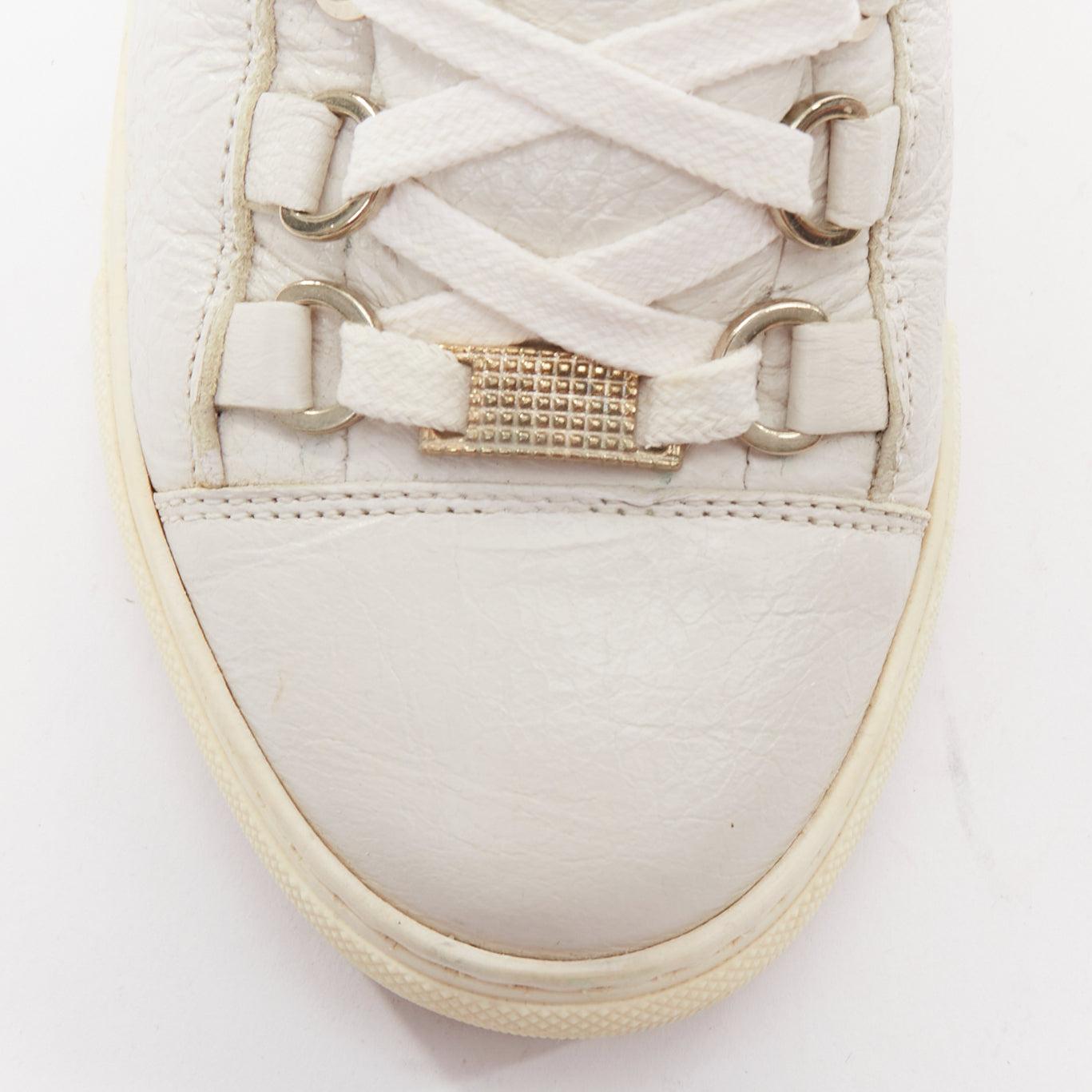 BALENCIAGA Arena baskets à lacets en cuir grainé écru EU35 en vente 1
