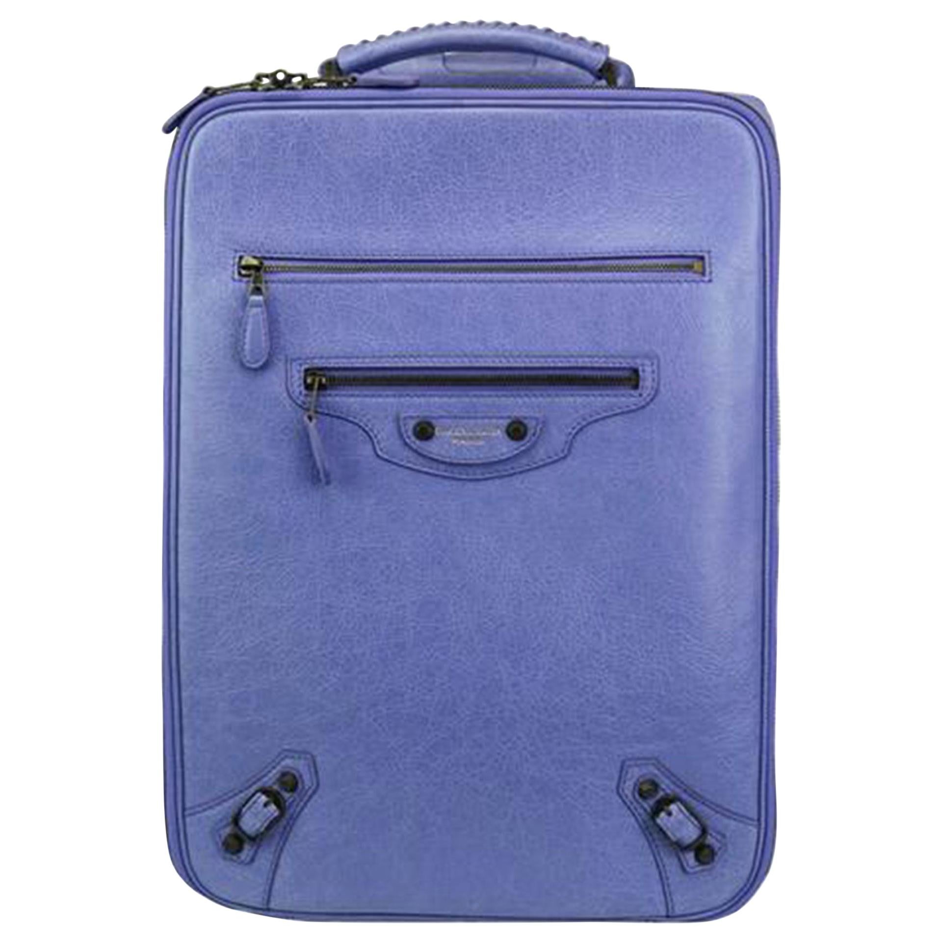 Balenciaga 2013 Rare Limited Edition Periwinkle Blue Jacynthe Wheeled Carry-On

Balenciaga Wheeled Carry-On, mit weichem Lammfell und charakteristischen Messingbeschlägen.
Schwarzes, perforiertes, weiches Lammleder mit Messingbeschlägen,