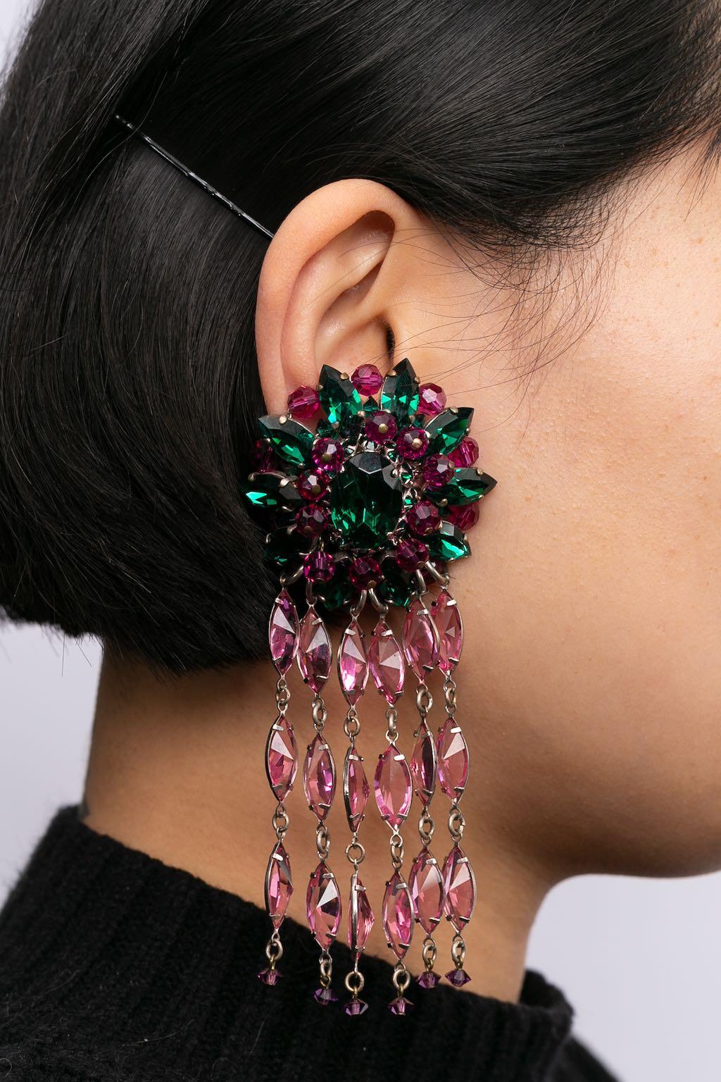 BALENCIAGA (Attributed to) Clip-on earrings in silvery metal, facetted beads, and rhinestones. No signature. Circa 1950.

Condition:
Very good condition

Dimensions:
12 cm x 4.5 cm (4.72