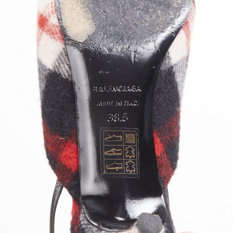 BALENCIAGA BB - Escarpins à bride en laine à carreaux rouges et noirs avec logo doré EU38,5 en vente 5