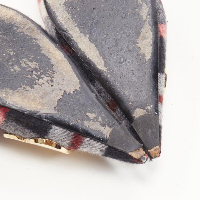 BALENCIAGA BB - Escarpins à bride en laine à carreaux rouges et noirs avec logo doré EU38,5 en vente 7