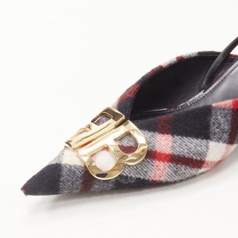 BALENCIAGA BB - Escarpins à bride en laine à carreaux rouges et noirs avec logo doré EU38,5 en vente 2