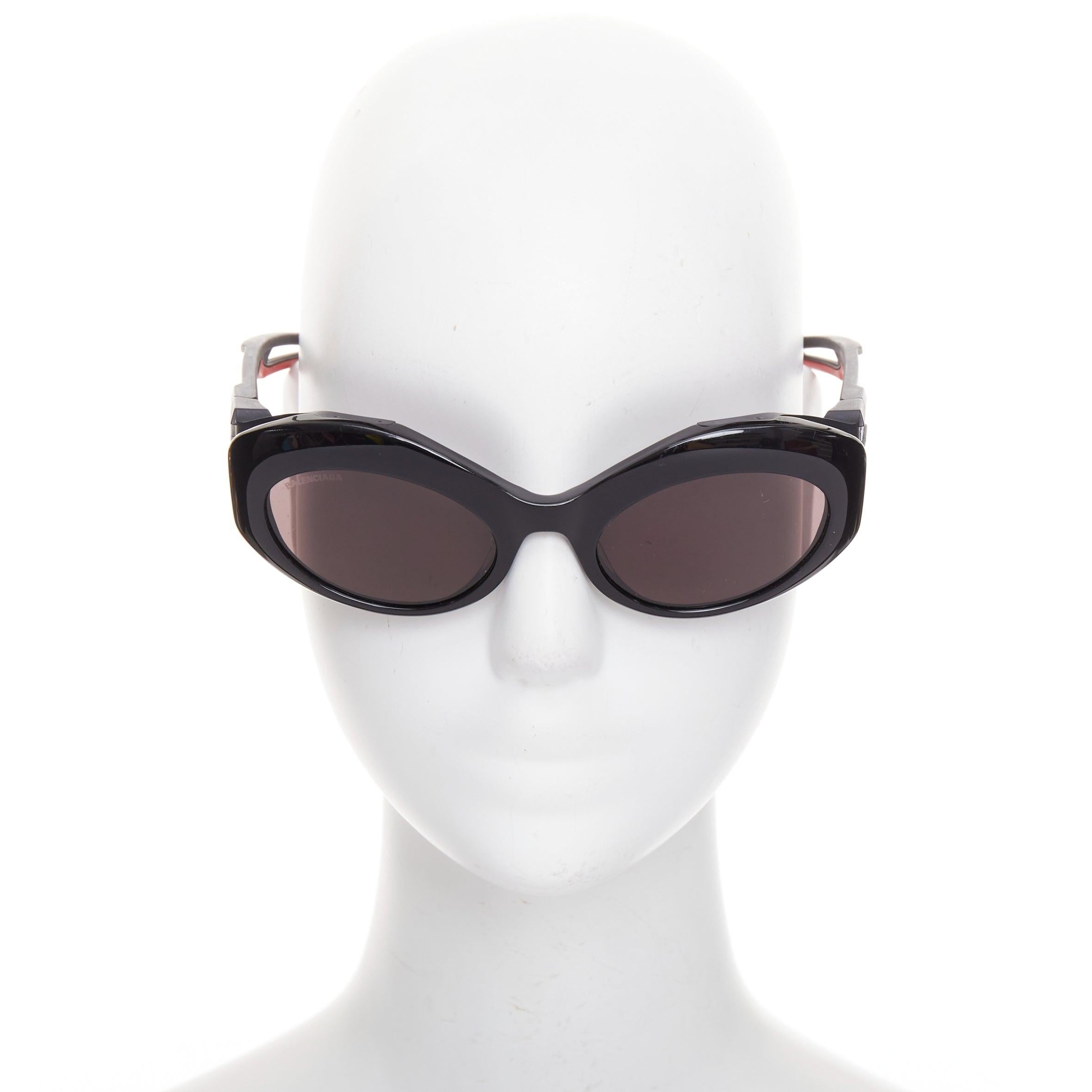 Nero Occhiali da sole Balenciaga BB0053S Hybrid Oval nero grigio sportivo con aste in gomma in vendita