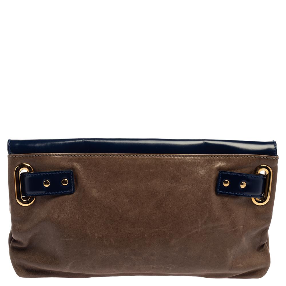 This Balenciaga Luna clutch will be the perfect finishing touch to many of your gorgeous outfits. It is crafted from leather and designed with a flap that has a twist lock. Equipped with a fabric interior, this clutch will be a handy style