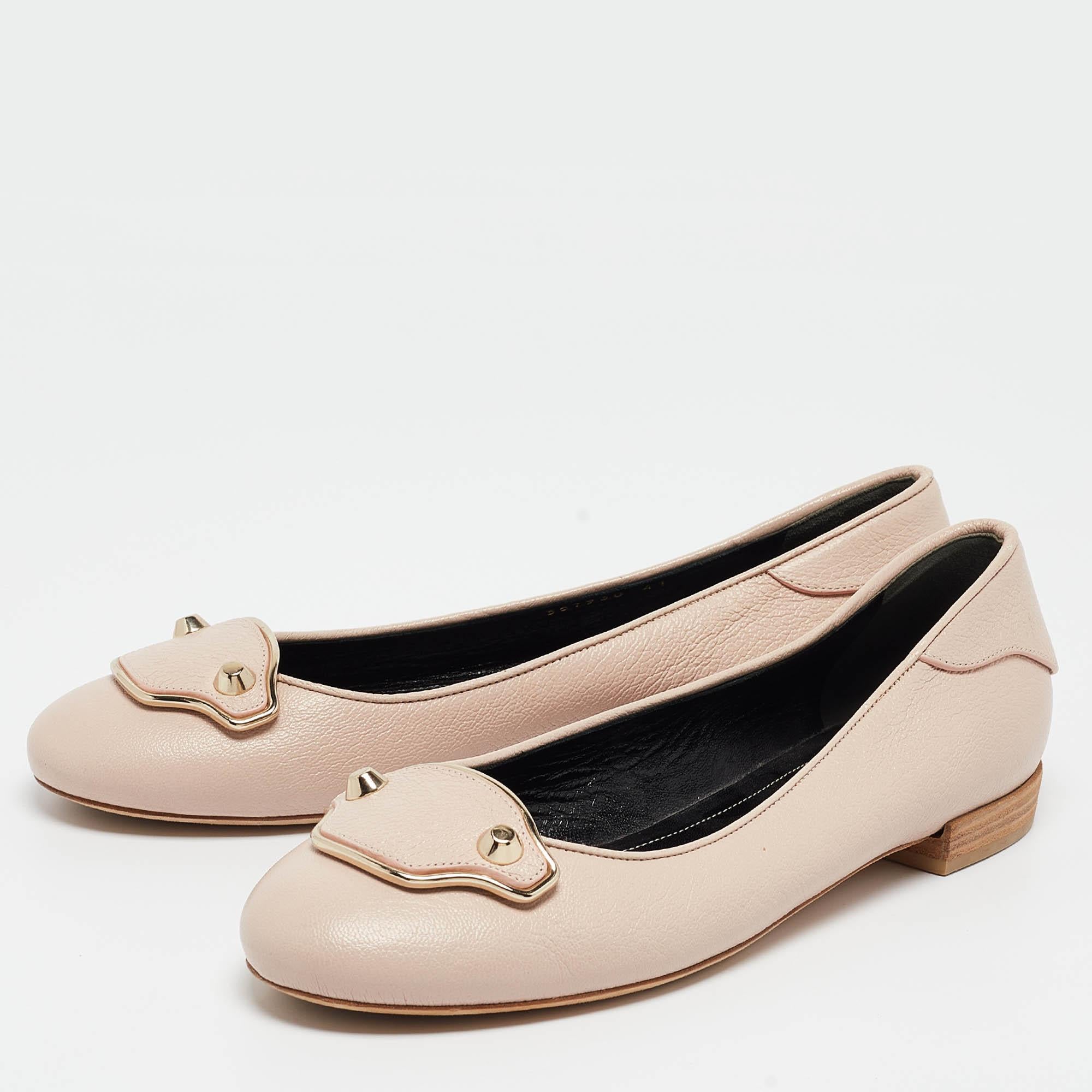 Complete your look by adding these designer ballet flats to your lovely wardrobe. They are crafted skilfully to grant the perfect fit and style.