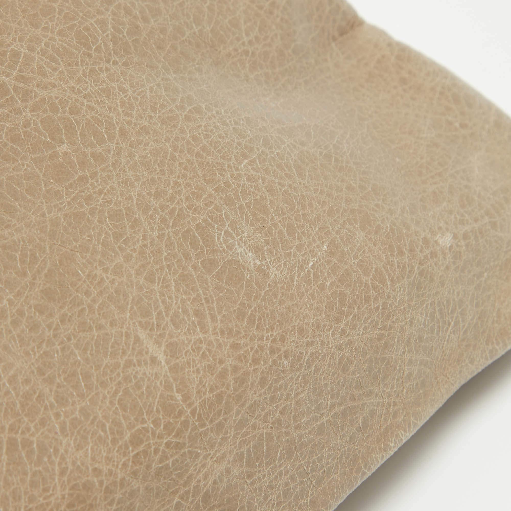 Balenciaga - Pochette enveloppe Classic en cuir beige en vente 10