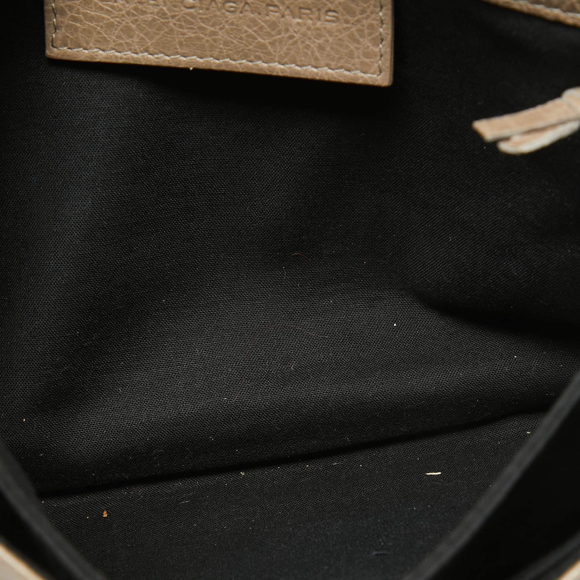 Balenciaga - Pochette enveloppe Classic en cuir beige en vente 3