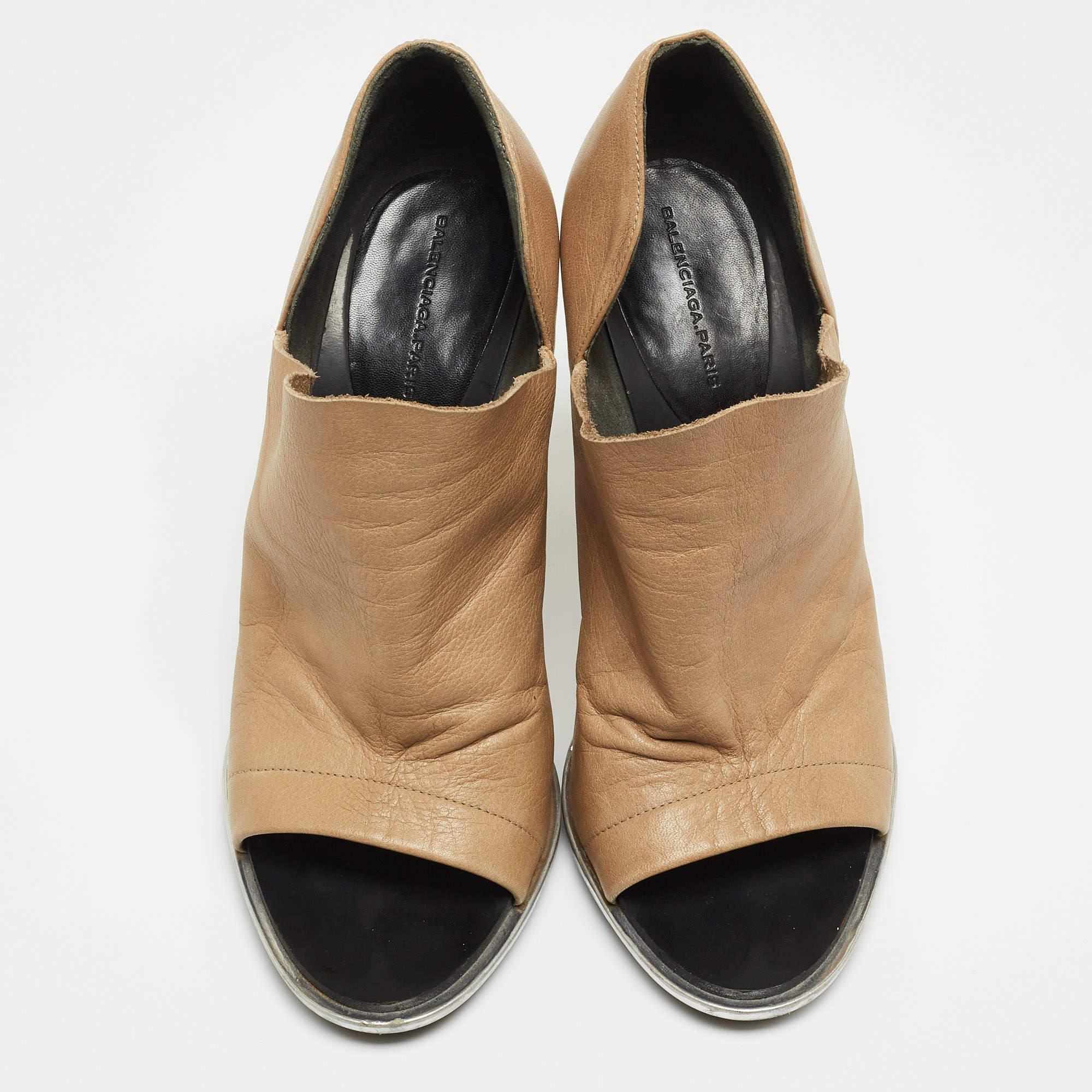Balenciaga Beige Leather Glove Open Toe Pumps Taglia 39 In condizioni buone in vendita a Dubai, Al Qouz 2