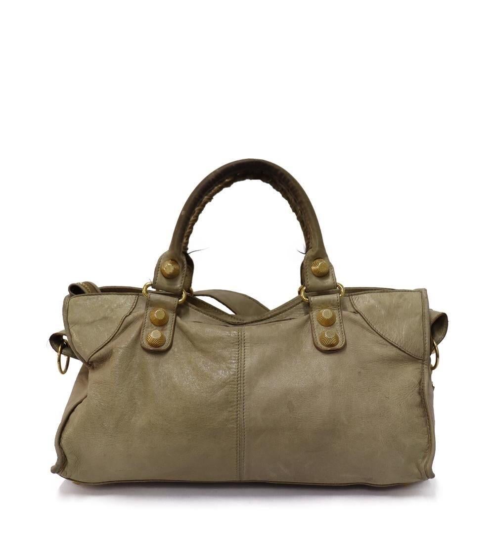 Balenciaga Beige Leather Motocross Classic City Satchel bag, with one interior zipper pocket and an extra adjustable strap.

Material: Leather
Hardware: Gold.
Height: 21cm
Width: 42cm
Depth: 16cm
Handle Drop: 18cm
Overall condition: Well