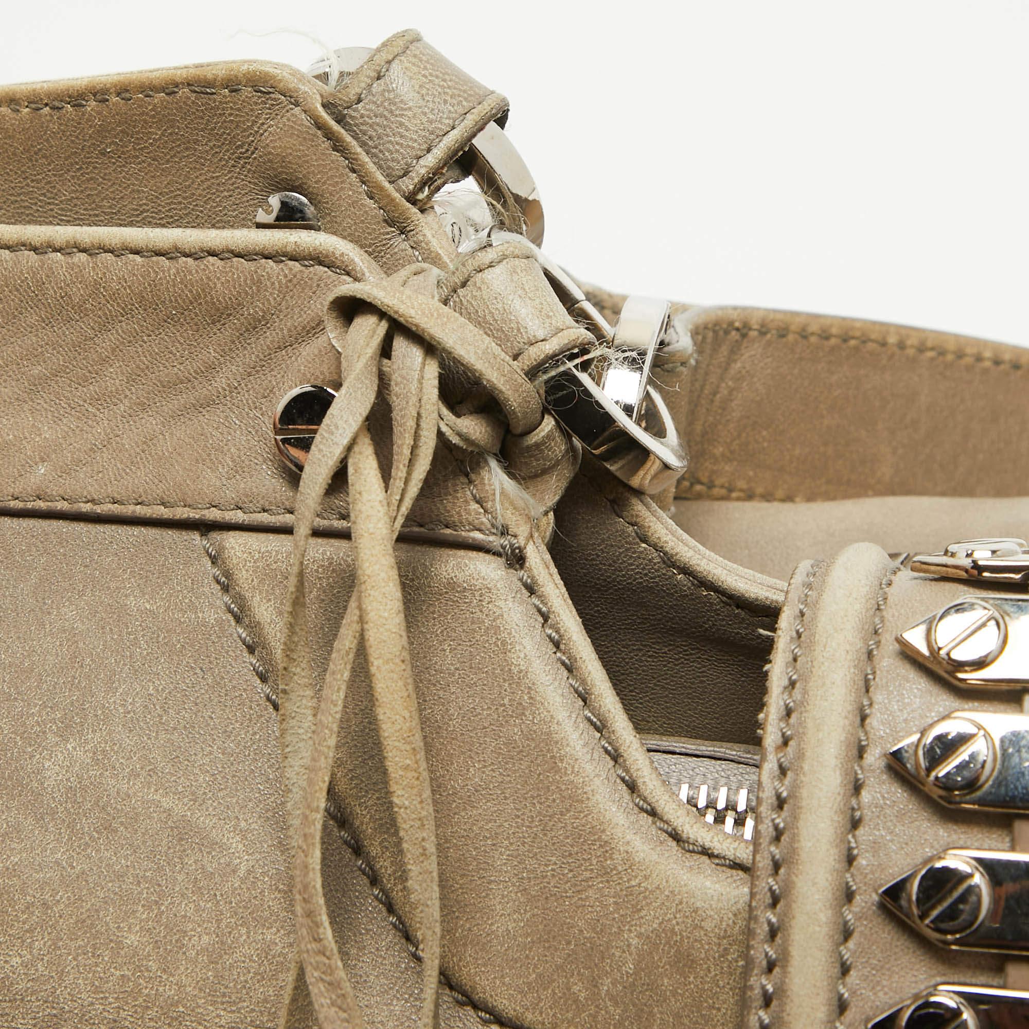 Balenciaga Beige Leather Studded Sac Clous Motorcycle Bag In Good Condition For Sale In Dubai, Al Qouz 2
