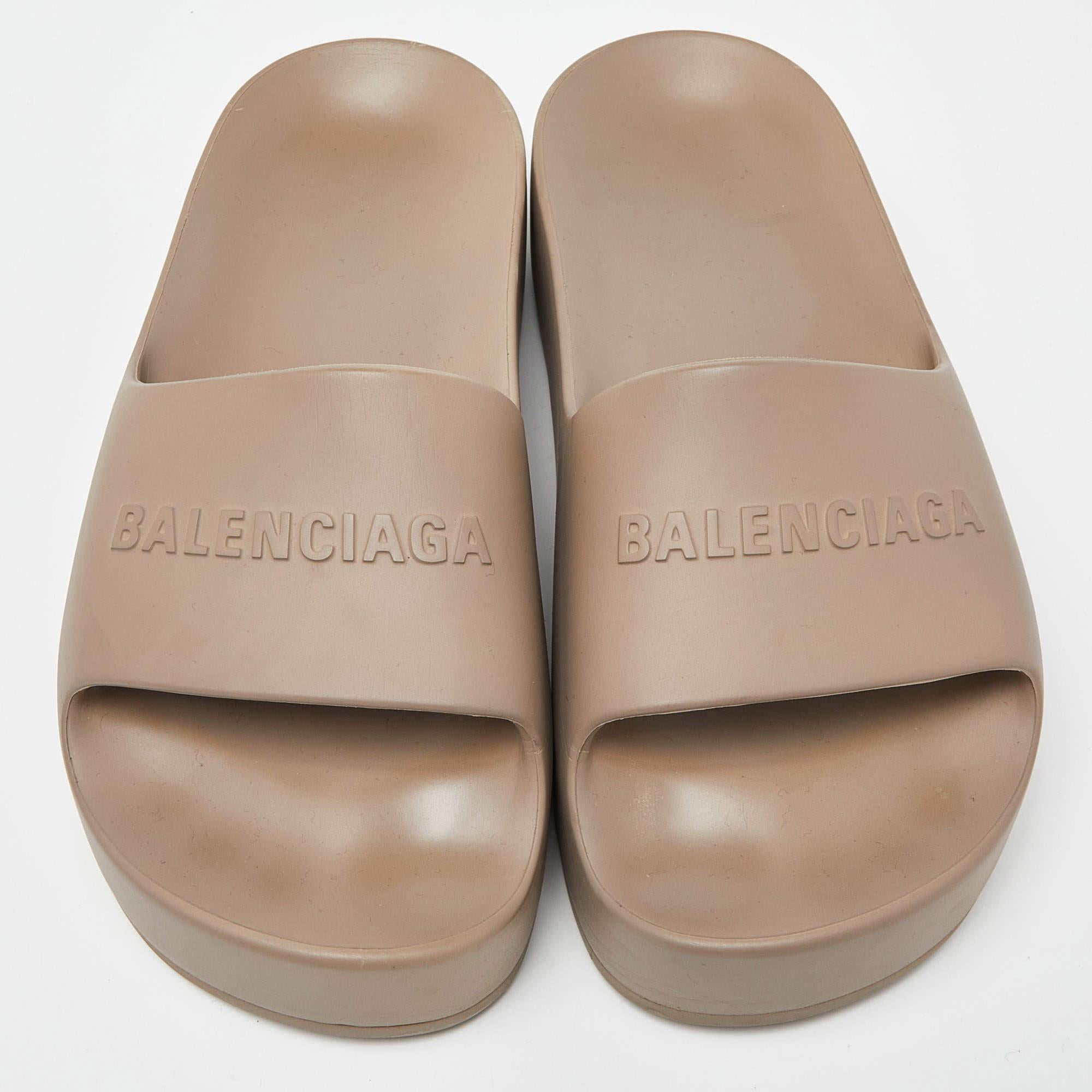 The fashion house’s tradition of excellence, coupled with modern design sensibilities, works to make these platform slides a fabulous choice. They'll help you deliver a chic look with ease.

