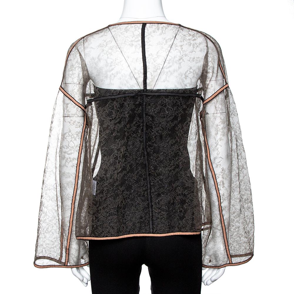 Diese schöne Jacke von Balenciaga sorgt dafür, dass Sie immer schick aussehen. Es ist aus durchsichtigem Spitzenstoff gefertigt und in einem schönen Beigeton gehalten. Es hat eine ziemlich lockere Silhouette mit offener Vorderseite und langen