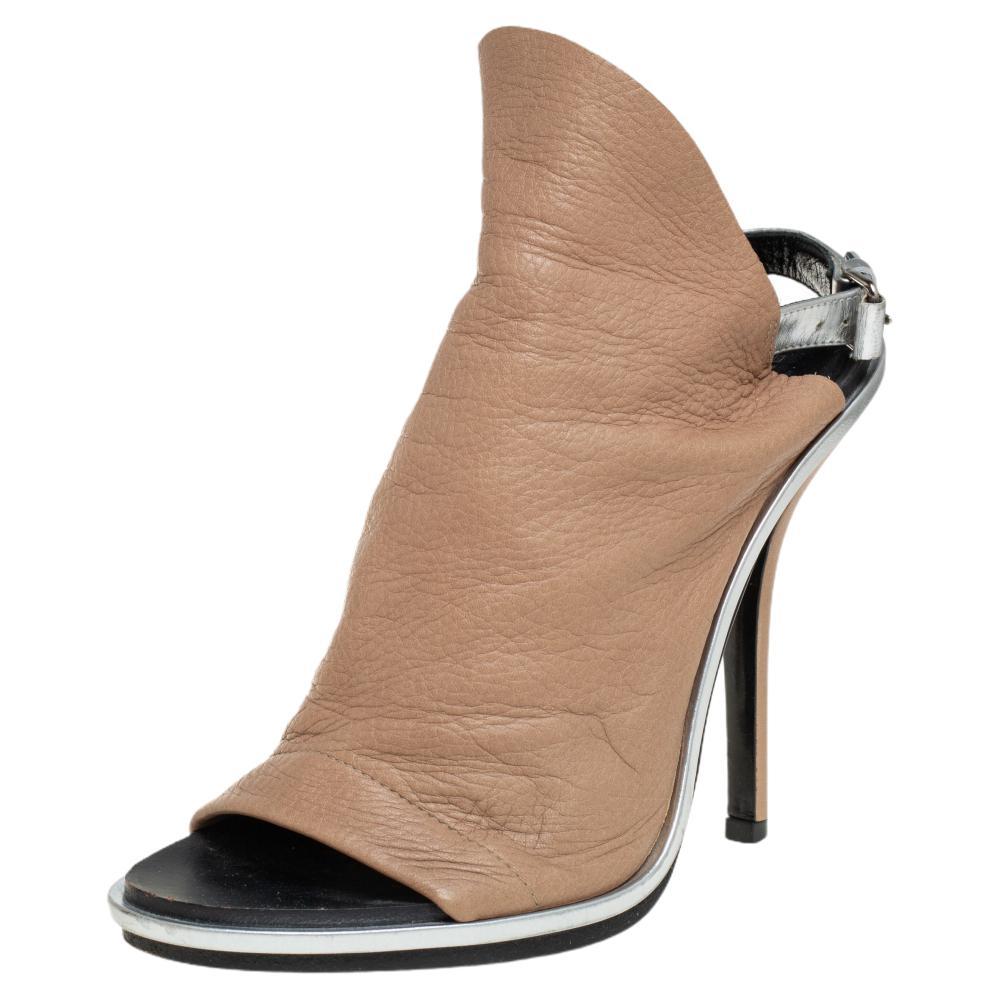 You're sure to win hearts with these sandals from Balenciaga as they've been purposely created to make you feel like a fashion queen. In a glorious beige exterior made from leather, the sandals carry a glove style with a covered vamp, ankle buckles,