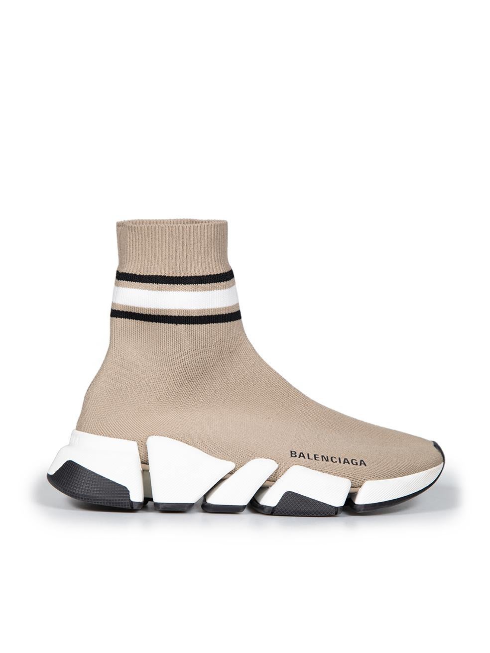 CONDIT ist sehr gut. Die Turnschuhe weisen nur minimale Abnutzungserscheinungen auf. Verfärbungen an den Sohlenrändern beider Schuhe. Leichte Pillingbildung auf dem Stoff im Zehenbereich des rechten Schuhs bei diesem gebrauchten Balenciaga